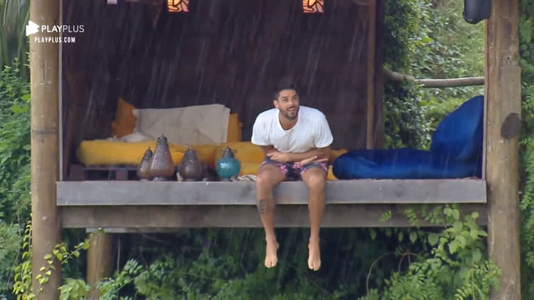 Vídeo: Sozinho, Diego Grossi observa chuva na casa da árvore