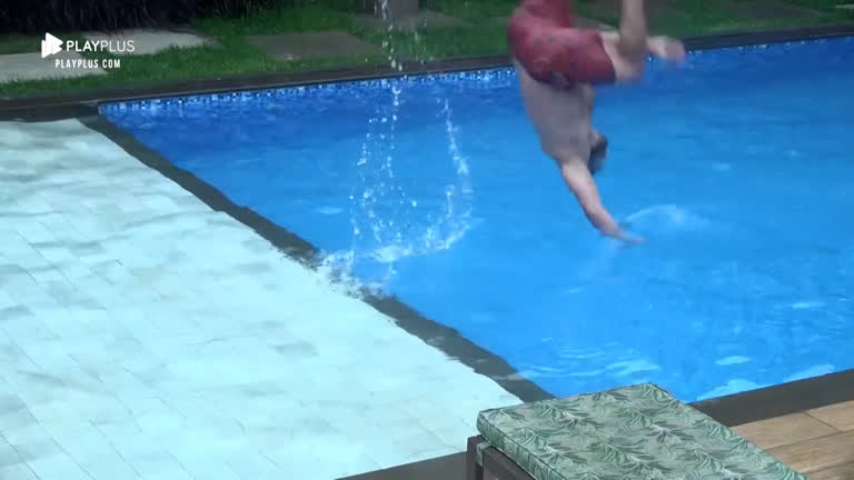 Vídeo: Lucas Viana nada na piscina após forte chuva em 'A Fazenda'
