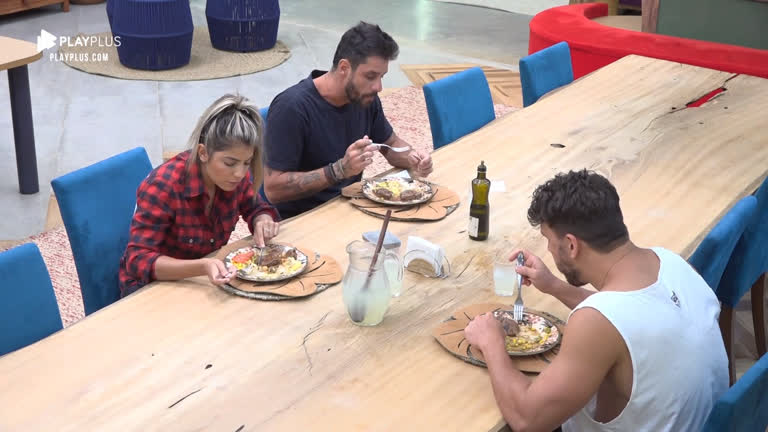 Vídeo: Hari Almeida e Lucas Viana almoçam bife feito por Diego Grossi