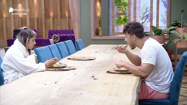 Vídeo: Na reta final de 'A Fazenda', Hari e Lucas almoçam na sede