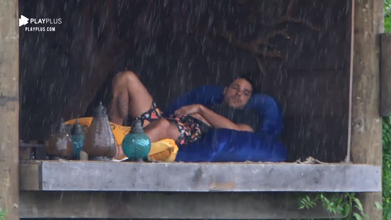 Vídeo: Em dia nublado, Diego Grossi observa chuva na casa da árvore
