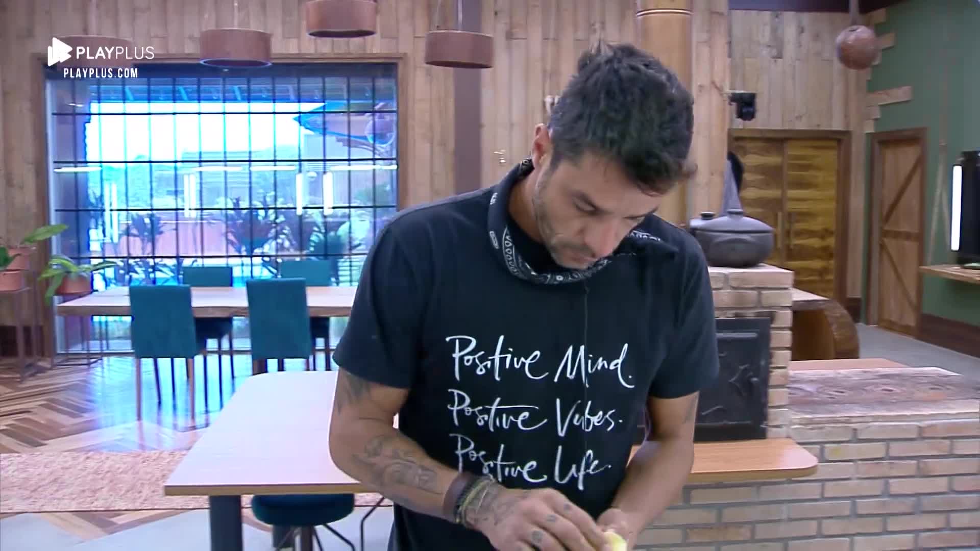 Vídeo: Diego Grossi toma café sozinho no último dia de 'A Fazenda'
