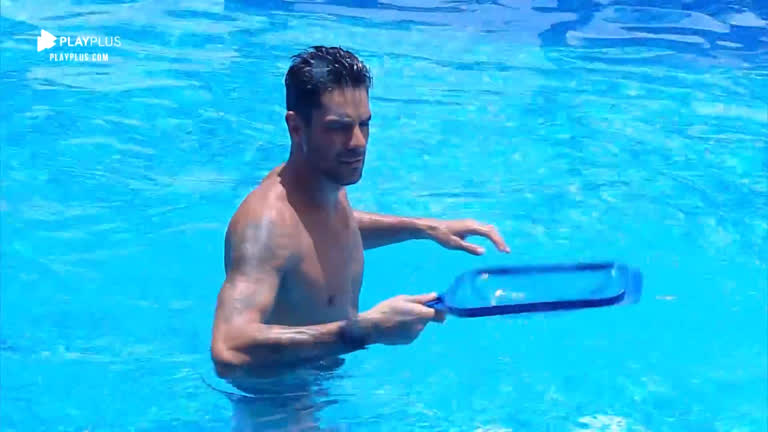 Vídeo: Diego Grossi aproveita dia de sol para limpar piscina da sede