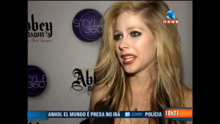 Vídeo: Avril Lavigne lança coleção de roupas