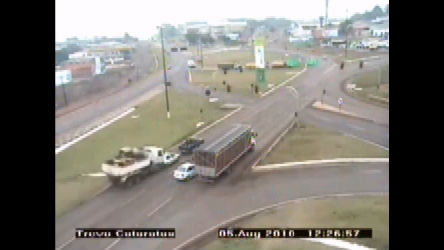 Vídeo: Câmera de trânsito flagra caminhão arrastando carros no Paraná