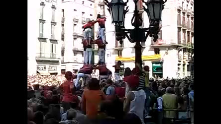 Vídeo: Festival na Espanha tem pirâmides humanas como destaque