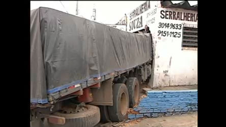 Vídeo: Caminhão perde freio e invade serralheria em São José do Rio Preto (SP)
