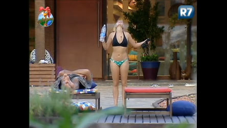 Vídeo: Luiza cumpre ritual antes de entrar em piscina 
