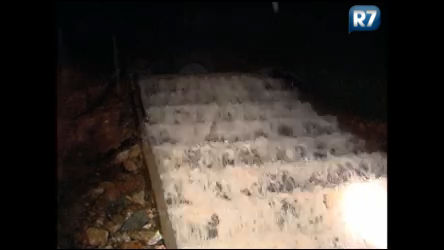 Vídeo: Forte chuva causa inundações em Palhoça (SC)