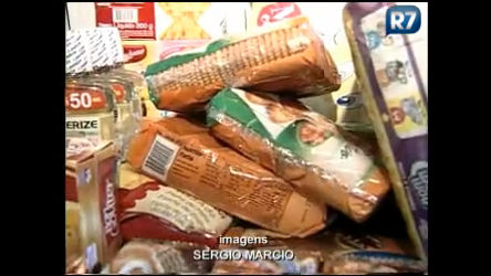 Vídeo: Fiscais apreendem produtos vencidos em loja de departamento no centro de Goiânia (GO)