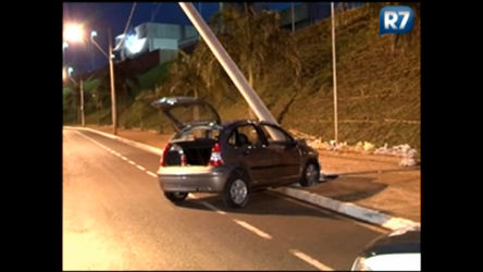Vídeo: Mulher perde o controle do carro e bate em poste em Ribeirão Preto (SP)