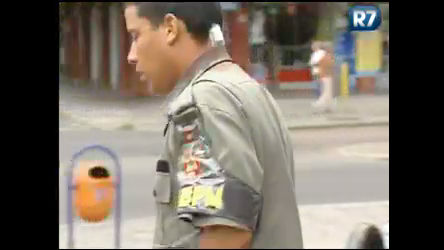 Vídeo: Mendigo esfaqueia policial em rua de Porto Alegre (RS)