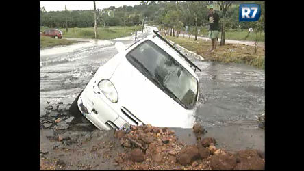 Vídeo: Carro cai em buraco alagado em avenida de Goiânia (GO)