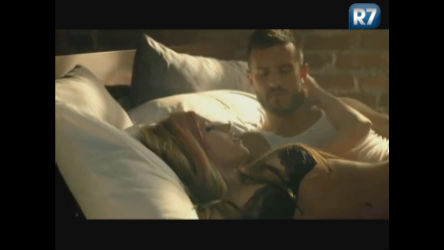 Vídeo: Avril Lavigne aparece de lingerie sensual em novo clipe 