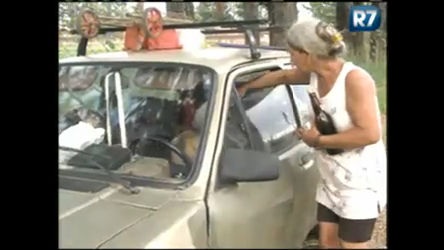 Vídeo: Mulher mora com 22 cachorros dentro de um carro em Limeira (SP)