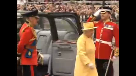 Vídeo:  Rainha Elizabeth comete pequena gafe ao descer do carro para entrar na abadia