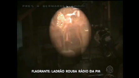 Vídeo: Câmera registra momento que ladrão rouba rádio da Polícia Militar