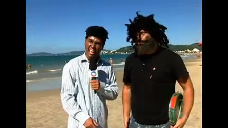 Vídeo: Mendigo e Mano Quietinho procuram belas mulheres nas praias brasileiras