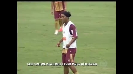 Vídeo: Ronaldinho Gaúcho assina contrato com Atlético Mineiro