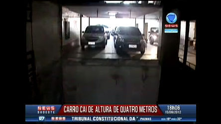 Vídeo: Carro cai de altura de quatro metros em estacionamento no Rio de Janeiro