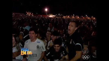 Vídeo: Corintianos se reúnem no sambódromo para a festa do título da Libertadores