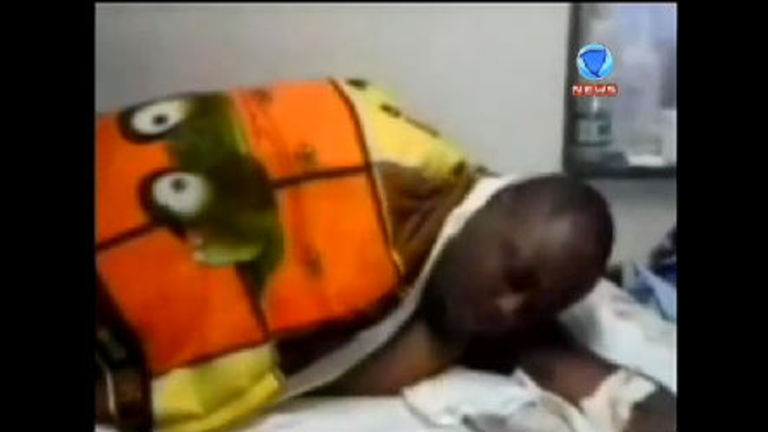 Vídeo: Flagrantes mostram pacientes deitados por horas em macas sujas em hospital do RJ