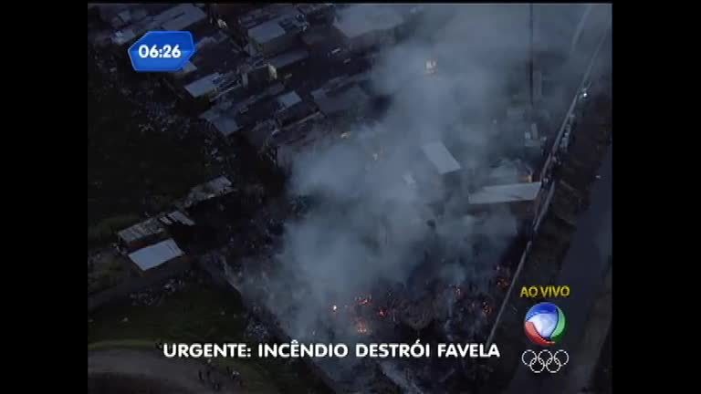 Vídeo: Incêndio destrói favela em São Paulo