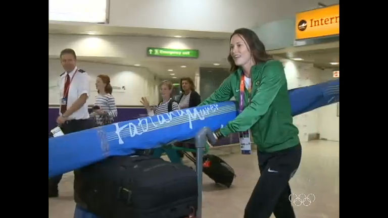 Vídeo: Fabiana Murer desembarca na Inglaterra após voo inesperado por causa das varas