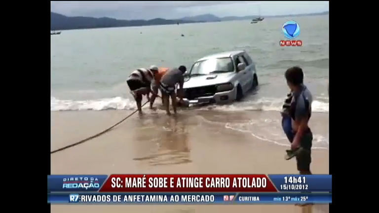 Vídeo: Maré sobe e atinge carro atolado em Florianópolis