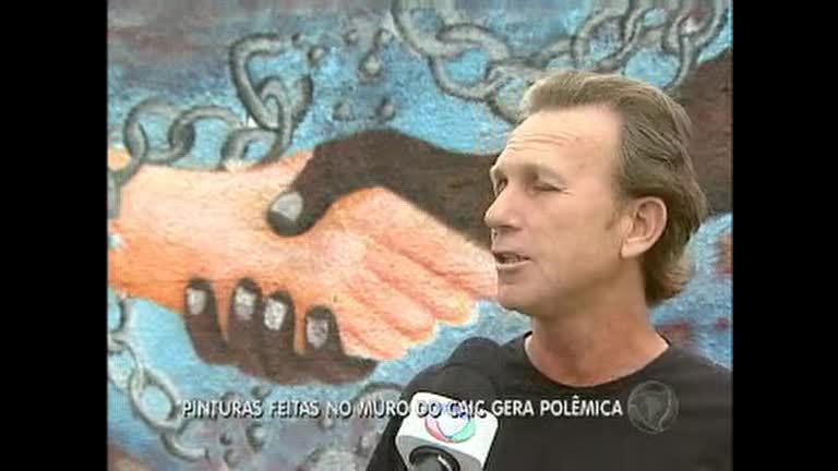 Vídeo: Pinturas de protesto em muros de prédio pública causa polêmica