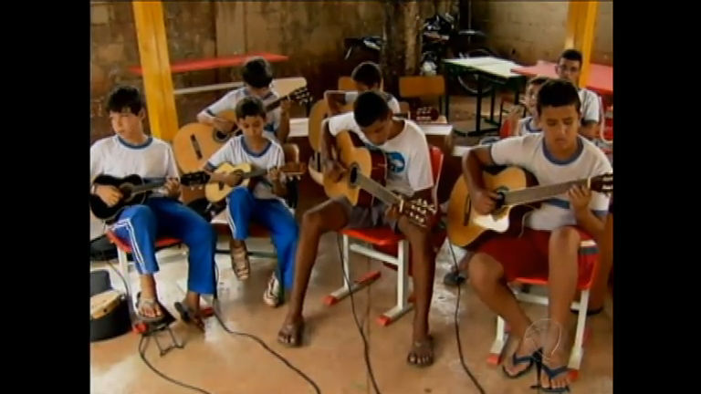 Vídeo: Escola de Goiânia (GO) leva sambista Cartola para salas de aula