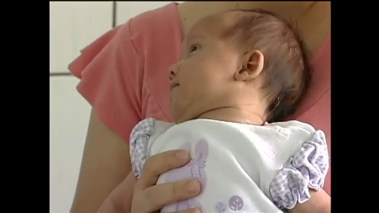 Vídeo: Mãe vive angústia e teme que filha tenha sido trocada na maternidade