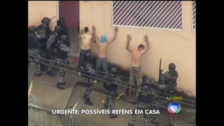 Vídeo: Bandidos se rendem após fazerem família refém em casa na zona leste de SP