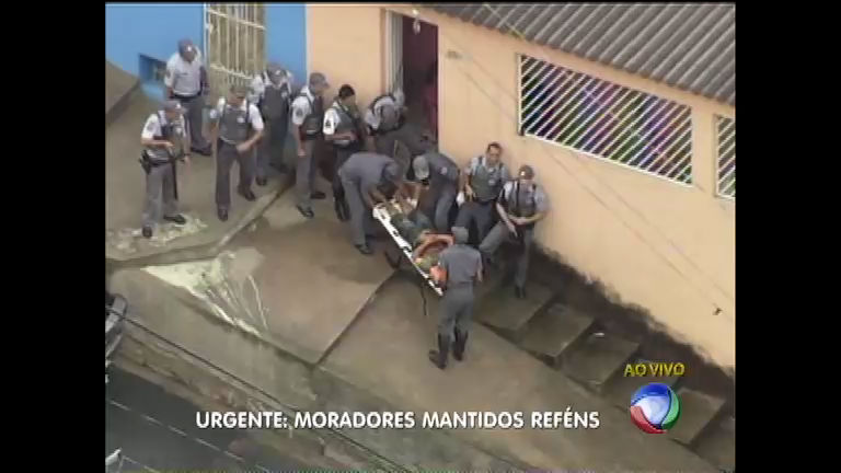 Vídeo: Bandidos invadem casa e fazem família refém na zona leste de São Paulo