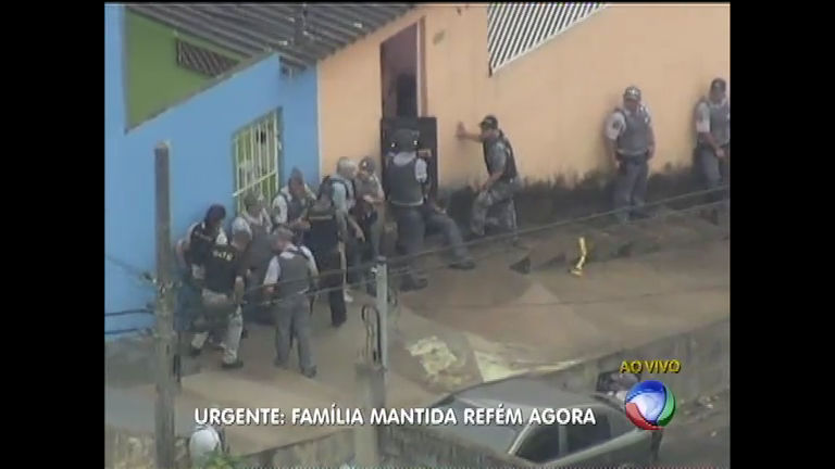 Vídeo: Capitão da PM explica negociação com bandidos que fazem reféns em casa em SP