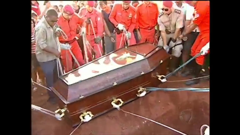 Vídeo: Obeso que morreu sem cirurgia é enterrado em Salvador (BA)