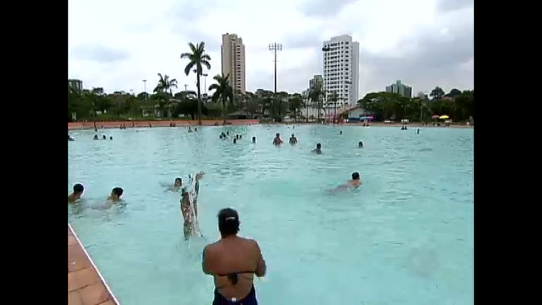 Vídeo: Paulistanos recorrem às piscinas para enfrentar o calor dos últimos dias