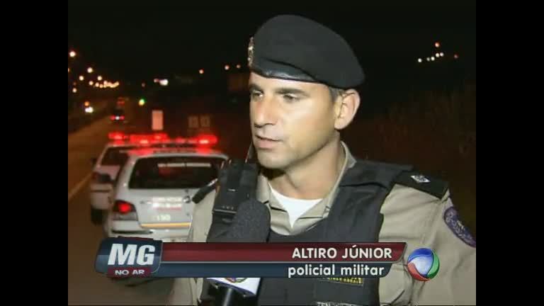 Vídeo: Bandidos furam bloqueio da PM na BR-040 e ameaçam atropelar militares