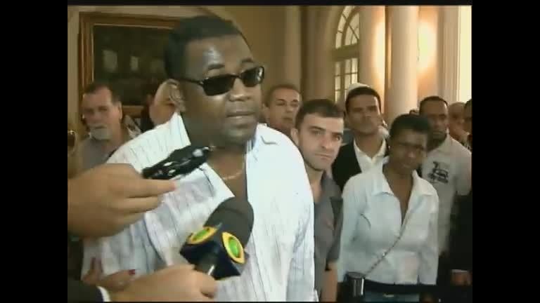Vídeo: Homem que se diz filho de Emílio Santiago causa confusão em velório