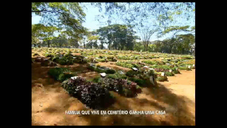 Vídeo: Veja a história da família que vive em um cemitério