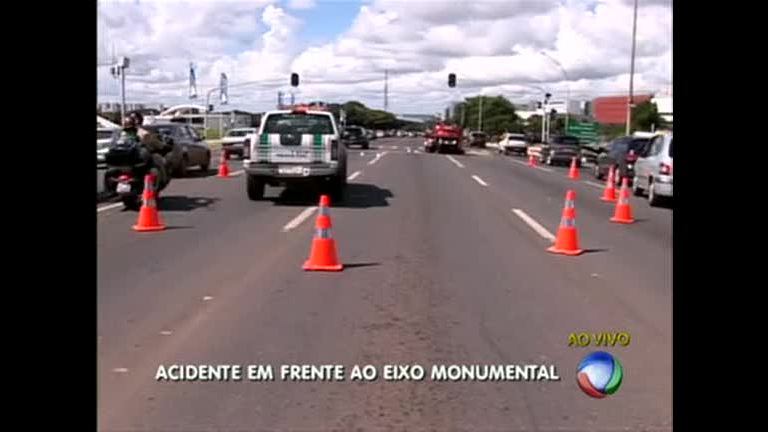Vídeo: Acidente no Eixo Monumental complica o trânsito