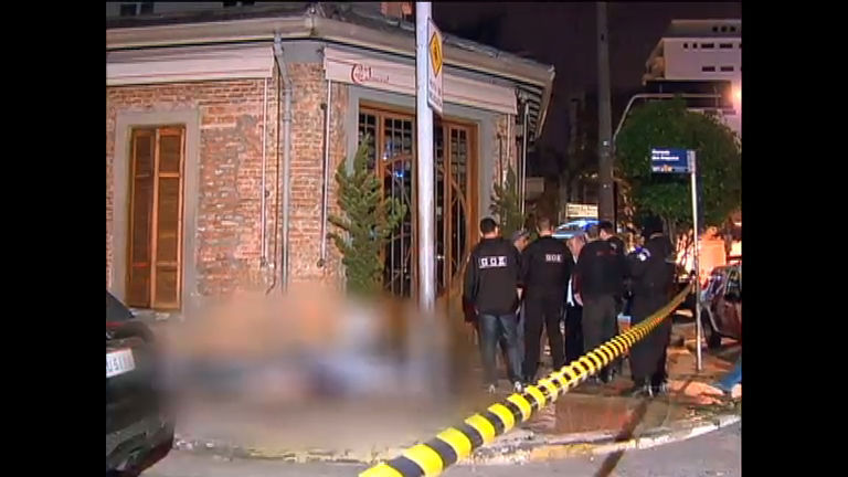 Vídeo: Três pessoas são executadas com tiros de fuzil na saída de restaurante em SP