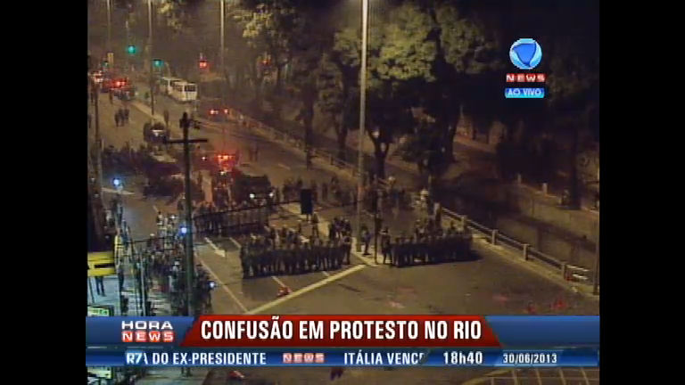 Vídeo: Manifestantes e policiais entram em confronto na região do Maracanã