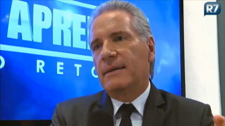 Vídeo: "Já me arrependi por demitir alguém que não merecia", revela Roberto Justus