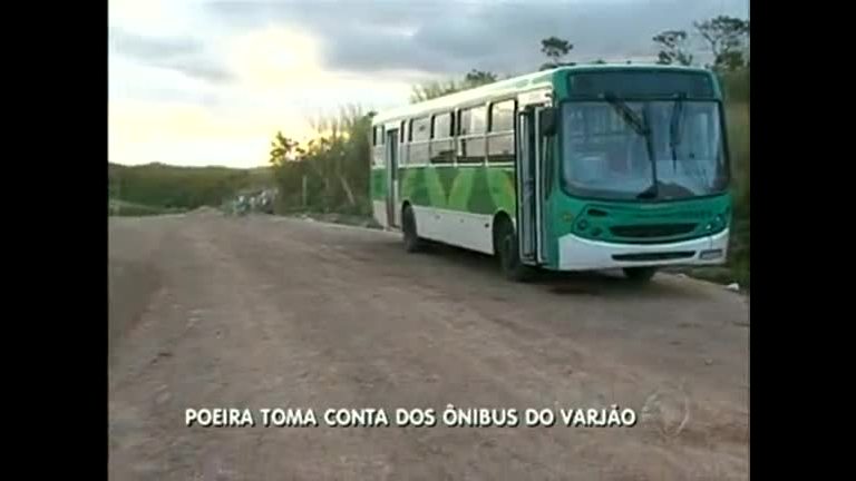 Vídeo: Poeira toma conta dos ônibus do Varjão