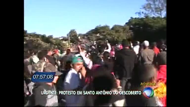 Vídeo: Manifestantes fecham via em Santo Antônio do Descoberto
