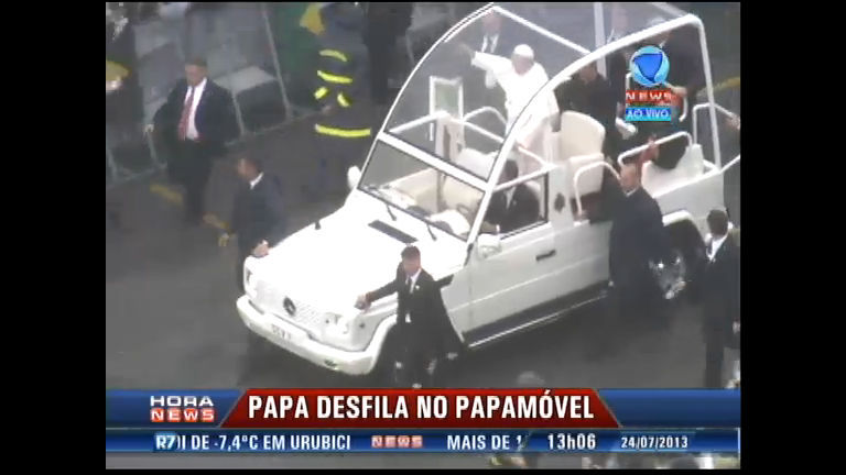 Vídeo: Papa desfila de Papamóvel por Aparecida (SP)