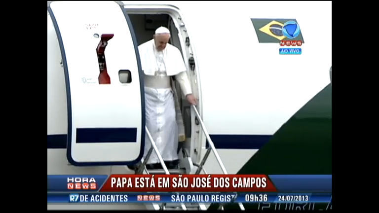 Vídeo: Papa Francisco desembarca em São José dos Campos e segue para Aparecida (SP)