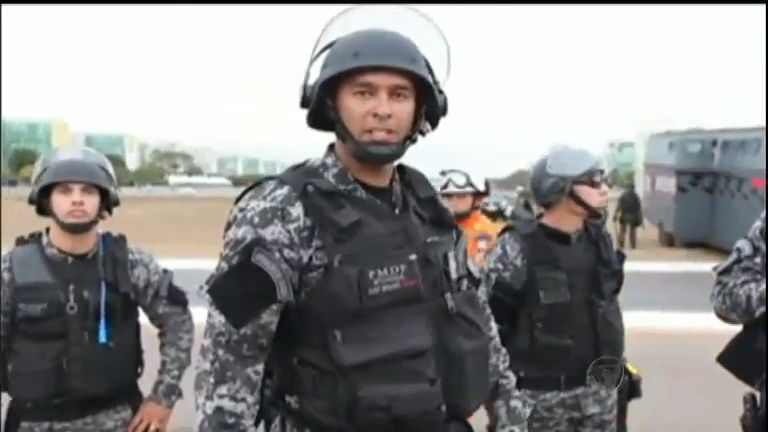 Vídeo: "Porque eu quis", diz capitão da PM após disparar gás lacrimogênio em manifestantes