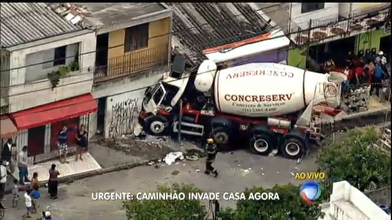 Vídeo: Caminhão betoneira invade casa e deixa feridos na zona sul de São Paulo